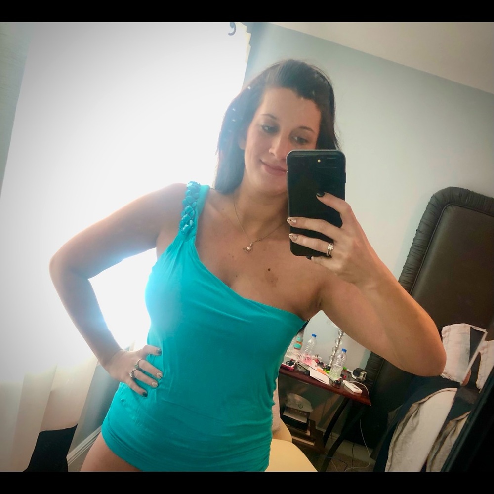 Wet seal, turquoise one shoulder shirt. No beading has fallen off. Perfect!